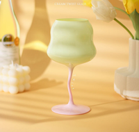 Verre à vin torsadé en forme de macaron Verres à vin en verre de haute qualité petits et élégants de style rétro de couleur crème.
