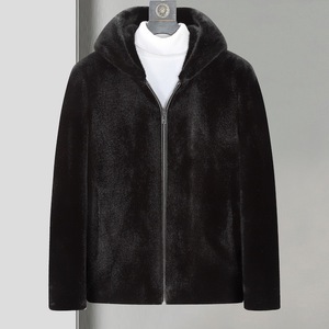 Manteau en fausse fourrure de luxe pour homme, fabriqué à partir de fibres synthétiques haute densité pour un style durable - Product Image 1