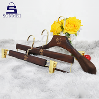 Cintre à pantalon en bois de lotus brun brillant classique de haute qualité avec barre en velours pour magasin