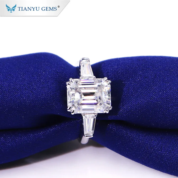 Tianyu 보석 3 돌 반지 에메랄드 컷 센터 moissanite 다이아몬드 화이트 골드 결혼 반지