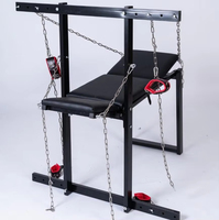 Chaise d'entraînement BDSM érotique pour fessiers, avec cadre de retenue pour écartement des jambes forcé, accessoires de liaison par chaîne, mobilier de bondage sexuel
