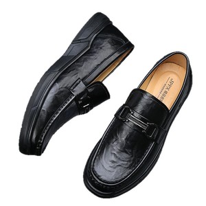 รองเท้าโลฟเฟอร์แบบสวมสำหรับผู้ชาย หนังแท้ พื้นรองเท้าด้านในทำจากยาง พื้นรองเท้าด้านนอกทำจากยาง ซับในบุขนนุ่ม ปลายรองเท้าลายเรียบ ปักโลโก้ ทันสมัย - Product Image 4