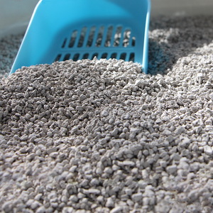 Arena perfumada para gatos de bentonita de aglomeración rápida biodegradable de primera calidad con control de olores de 1-3,5mm con diseño irregular - Product Image 3