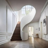 Escalier moderne en métal courbé avec toboggan et éclairage mural LED, garde-corps en verre, pour usage intérieur en villa
