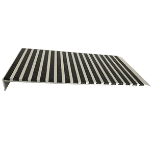 Nez de <span class=keywords><strong>bande</strong></span> de roulement d'escalier en aluminium de sécurité <span class=keywords><strong>antidérapante</strong></span> extérieure avec des bandes de <span class=keywords><strong>carborundum</strong></span> - Product Image 3