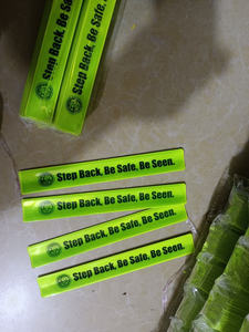 Bandas de plástico PVC para envolver a presión con una placa de acero incrustada reflector reflejo envolver a presión muñeca brazalete mágico - Product Image 3