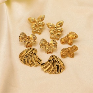 Boucles d'oreilles clous personnalisées en acier inoxydable plaqué or 18 carats, motif ailes festonnées et feuille simple, pour femme - Product Image 5