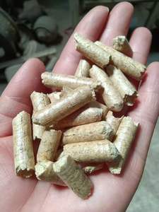 Pellet <span class=keywords><strong>de</strong></span> <span class=keywords><strong>bois</strong></span> <span class=keywords><strong>de</strong></span> pin naturel en gros, 100% fibres <span class=keywords><strong>de</strong></span> <span class=keywords><strong>bois</strong></span>, biodégradable, système <span class=keywords><strong>de</strong></span> chauffage à biomasse, usine - Product Image 2