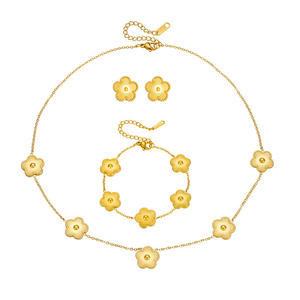 Nabest Juego de Joyería para Mujer con Collar, Pulsera y Aretes de Trébol de Cuatro Hojas en Acero Inoxidable Chapado en Oro de 18K al por Mayor - Product Image 3