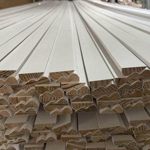 Moulures en bois blanc apprêté résistantes à l'humidité pour plinthes et corniches de plafond - Product Image 1