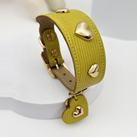 Collier pour chien en cuir de vachette large, texture lézard, avec clous en forme de cœur dorés romantiques et breloque assortie, de la collection Designer Boutique