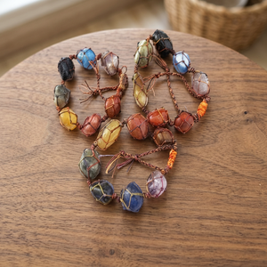 Bracelet Mala de prière artisanal en pierre de soleil avec pompon rouge, perles rondes de 6 mm, artisanat religieux bouddhiste pour la méditation et la gratitude - Product Image 2
