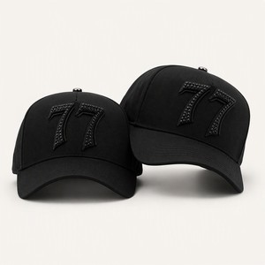 Maßgefertigte 77 Glückszahl Strass-Applikation Baseballkappe Schwarz Tone-on-Tone Nieten-Patch Mütze OEM - Product Image 5