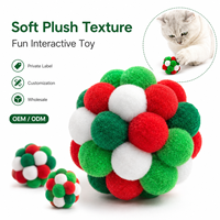 Jouet pour chat OEM de Noël, boule pompon en peluche, grappe de jouets pour animaux de compagnie sous marque privée, arbre à chat moderne de luxe écologique avec jouet pour chat inclus