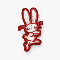 Op maat gemaakte konijnen geborduurde patch rood witte stof applicatie met gestikte omtrek voor kleding tassen hoeden groothandel