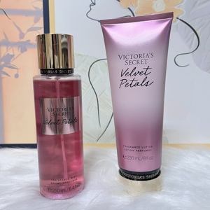 Set Victoria <span class=keywords><strong>Secret</strong></span> <span class=keywords><strong>Velvet</strong></span> Petals: Lozione Corpo 236ml e Spray Corpo 250ml, Profumo Originale per Donne - Product Image 1