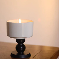 Bougie parfumée de luxe NOVA, style gobelet vintage français ; une pièce de décoration en bois sophistiquée pour la chambre à coucher