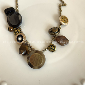 Estilo chino Maillard de alto sentido negro oro grano de madera piedra collar retro latón envejecido botón clavícula suéter cadena - Product Image 4