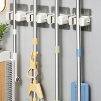 Support mural contemporain gris et blanc moulé par injection pour balai et serpillière, crochet mobile sans perçage pour rangement de salle de bain et toilettes