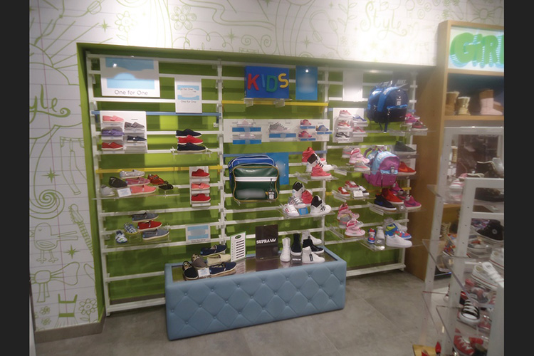 Présentoir De Magasin De Jouets Coloré Avec Marionnette En Bois · Photo