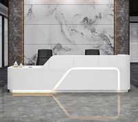 Guide de consultation personnalisé pour la réception d'un hôtel moderne et luxueux caissier d'achat