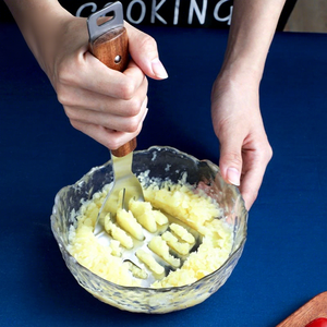 Ensemble d'ustensiles de cuisine en acier inoxydable avec poignée en bois, éplucheur non électrique, pelle à fromage, ouvre-boîte, râpe à melon, râpe à fruits, batteur à œufs - Product Image 4