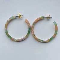 Boucles d'oreilles créoles en acrylique faites à la main en acétate de résine écaille de tortue légères et colorées avec poteau en argent