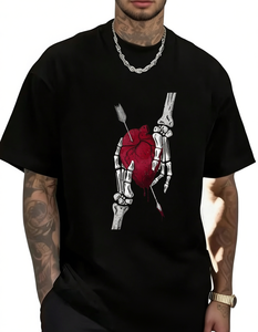 T-shirt Unisex con Stampa Teschio che Tiene un Cuore, in Cotone Morbido, Vestibilità Comoda, Casual, Manica Corta, Girocollo, Lunghezza Regolare, Logo Frontale - Product Image 1