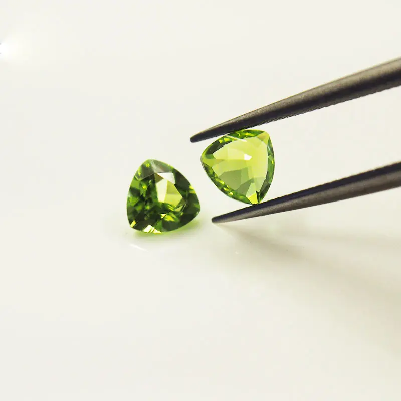 Peridot-Sammlung aus natürlichem Edelstein in Billionen form Eine Schatzs ammlung mit seltenen und feinen Edelsteinen