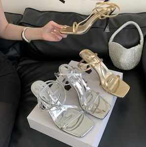 Sandalias de Tacón Abierto Doradas para Mujer, Diseño de Banda Estrecha, Nueva Moda Verano 2025 - Product Image 1