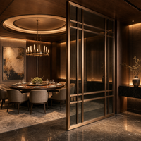 Paravent en verre à grille métallique avec cadre en bronze brossé, grands panneaux réfléchissants, sur mesure pour hall d'hôtel