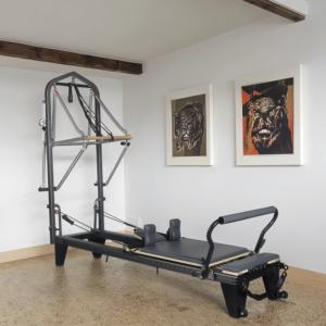 Lit de Pilates en aluminium de qualité stable avec tour de demi-trapèze et rail coulissant complet, reformer avec tour à vendre - Product Image 1