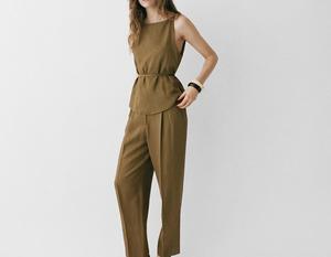 Sofisticado conjunto de lino sin mangas ideal para viajes de negocios estilo resort elegante y a la moda - Product Image 1