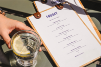Tableau de menu en bois à encliqueter en cuir simple et rétro Logo café et bar gravé sur mesure Classeur de couverture de menus en bois