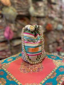 กระเป๋าถือสไตล์พื้นเมืองที่มีมือจับทำด้วยมือกระเป๋าถือกระเป๋าถือสำหรับเป็นของขวัญผู้หญิงกระเป๋าหูรูดทำจากผ้า Rajasthani bandhej Gota Gota - Product Image 2