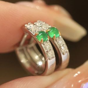 ต่างหูห่วงทองคำขาว 18K ยี่ห้อซินฟลาย ประดับมรกต 0.2 กะรัต และเพชร 0.2 กะรัต เหมาะสำหรับเป็นของขวัญวันครบรอบแต่งงาน - Product Image 4