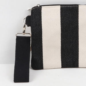 Pochette da Sera Boston <span class=keywords><strong>Bianca</strong></span> <span class=keywords><strong>e</strong></span> <span class=keywords><strong>Nera</strong></span> per Donna, Portamonete <span class=keywords><strong>e</strong></span> Porta Telefono, 1-1.9L, in Poliestere, Chiusura a Scatto, Piccola - Product Image 3