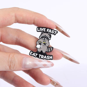 Эмалированная брошь в виде енота - Product Image 4