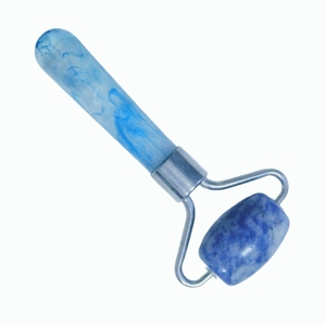 ลูกกลิ้งนวดหน้าแบบหัวเดียว ด้ามจับเรซิ่นลายจุดสีฟ้าขาว อุปกรณ์นวดหน้าเพื่อความงามและดูแลผิว - Product Image 4