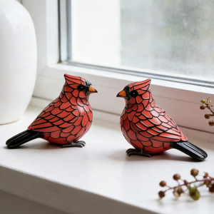Ornement de jardin en résine de verre teinté rouge en forme d'oiseau cardinal, décoration extérieure de style traditionnel - Product Image 2
