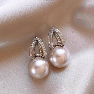 Vente en gros de boucles d'oreilles en argent avec perle blanche et aiguille Boucles d'oreilles de mode pour femmes - Product Image 6