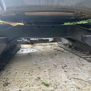 รถขุด CAT 323 พร้อมบุ้งกี๋ขุดสีเหลือง ติดตั้งบนแทร็กสำหรับงานก่อสร้าง - Product Image 2