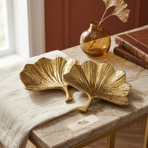 Assiettes décoratives en forme de feuille dorée, en métal poli fait main, design moderne et luxueux - Product Image 1