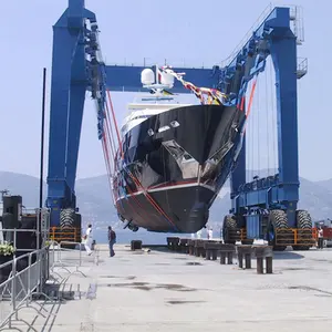 Pemasok pabrik 400 ton kapal bergerak mengangkat 600t travellift mobile hoist perahu 800 ton perjalanan mengangkat derek