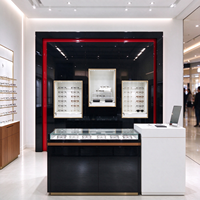 Vitrines pour opticiens, cadre noir et rouge, unité murale, niches éclairées blanches, verrouillables, CE ETL, pour magasin d'optique