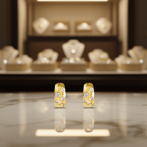 Pendientes Huggie E2925 Chapados en Oro con Cristales de Estrás en Engaste de Bisel, Joyería Moderna para Uso Diario de Mujer - Product Image 2