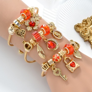 Bijoux fantaisie plaqués or 18 carats, bracelet à breloques réglable en acier inoxydable avec cœur, clé, étoile et zircon rouge pour femmes - Product Image 2