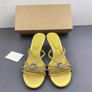 Sandali con Tacco a Spillo e Nodo di Strass Scintillanti, Mules Aperte in Raso Color <span class=keywords><strong>Senape</strong></span>, Eleganti <span class=keywords><strong>Tacchi</strong></span> Glamour da Cerimonia - Product Image 3