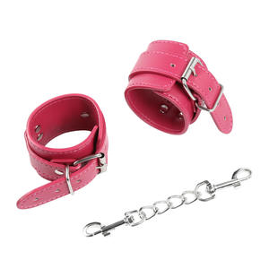 Schnelle Lieferung PU-Leder Schwarz-Rote Fesseln Fußfesseln Erwachsenen-Spielzeug Sexy Handschellen Bondage-Set für Paare - Product Image 1