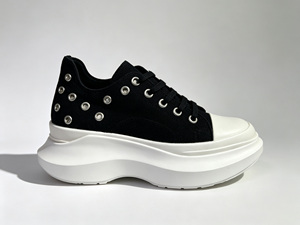 Zapatillas de Moda Negras de Cuero con Diseño Calado, Ojales Metálicos y Suela Combinada, Calzado Versátil y Moderno - Product Image 2